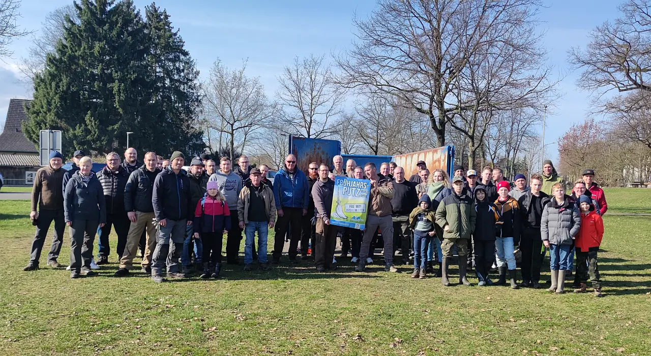 Teilnehmer vom Paderborner Angelverein bei der Reinigung am Lippesee 2024